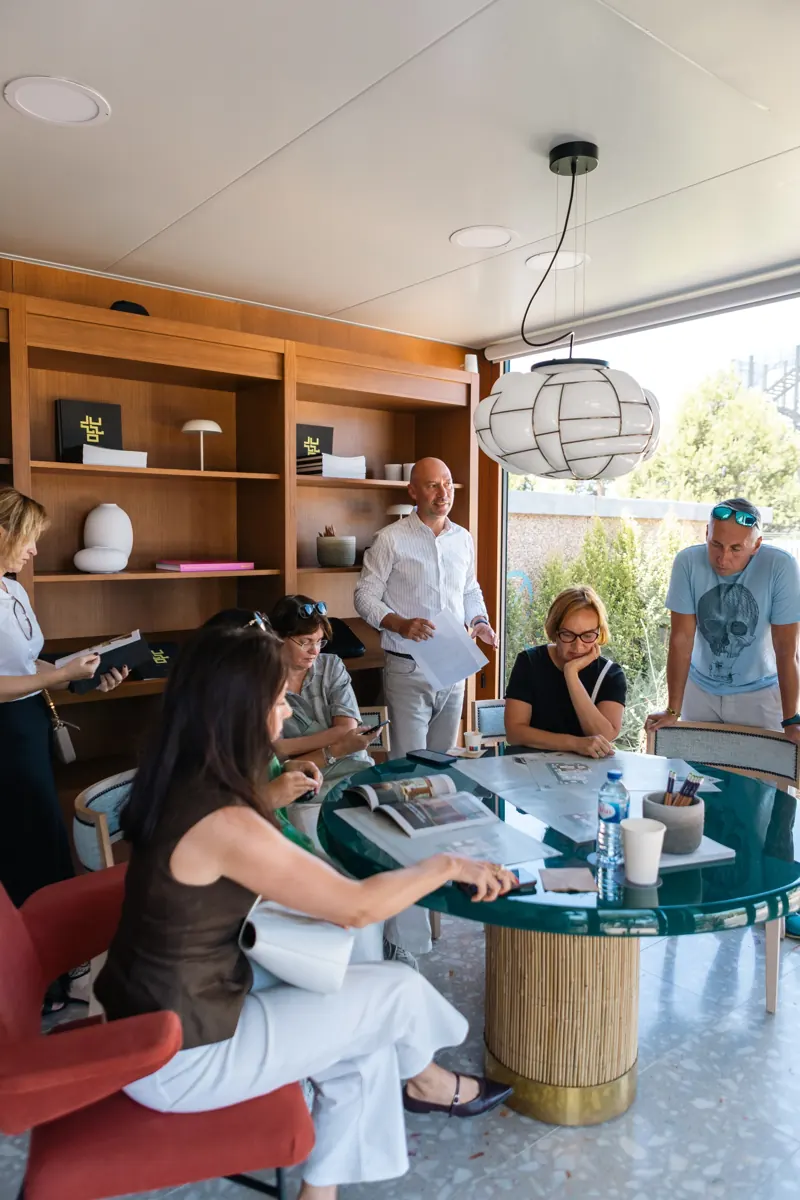Participantes numa visita ARR discutem empreendimentos e plantas à mesa