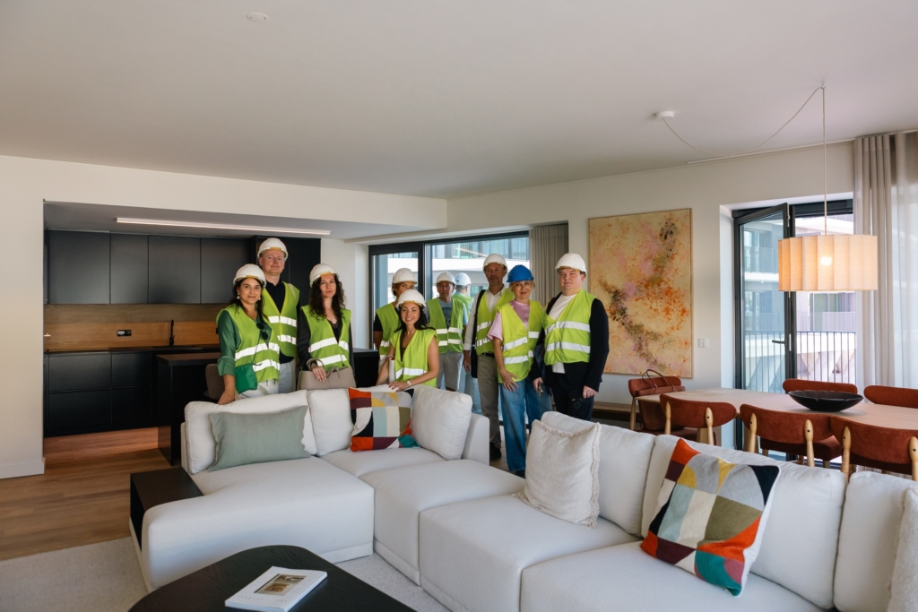 Participantes numa visita da ARR a um apartamento modelo