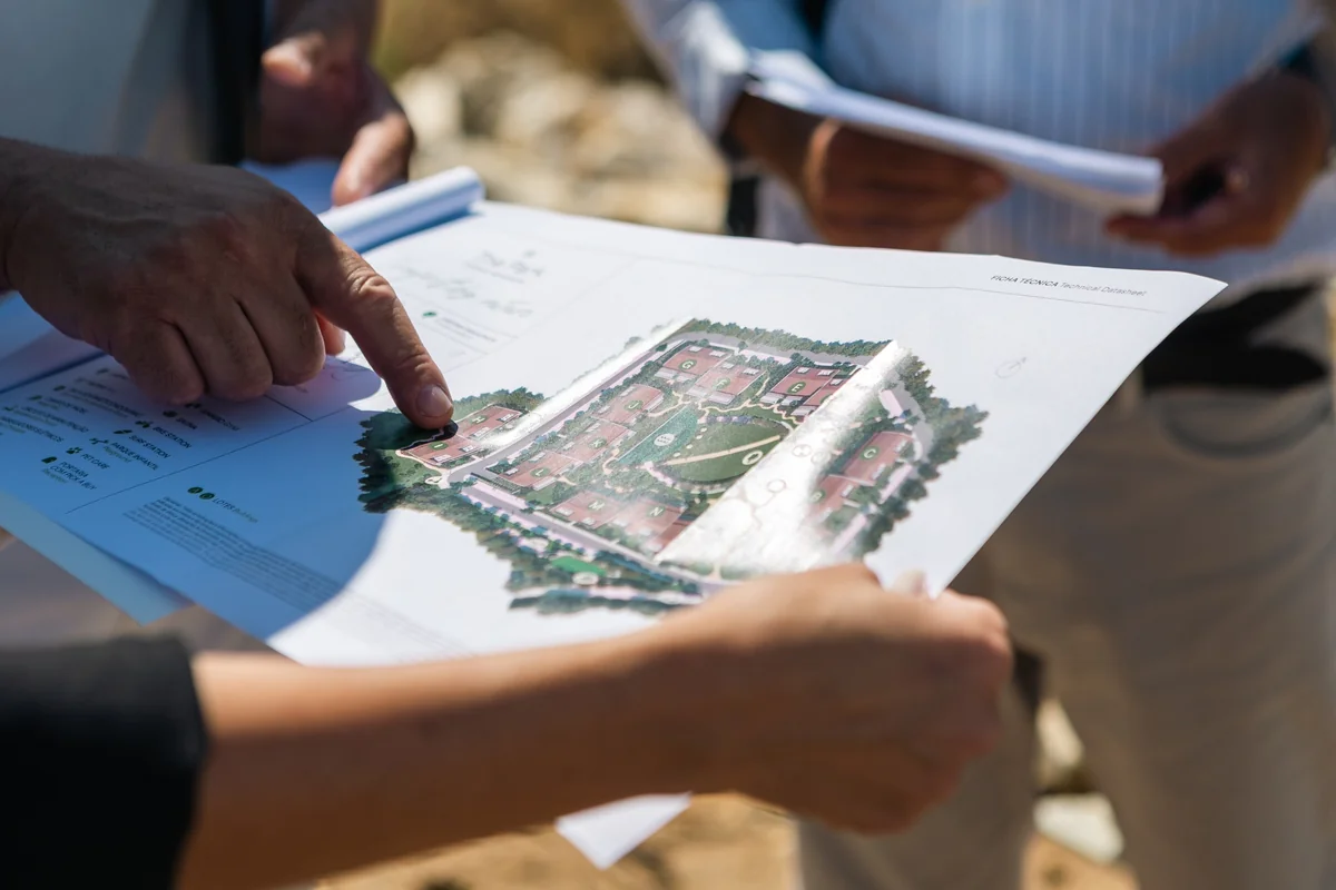 Participantes da visita analisam o plano do empreendimento residencial