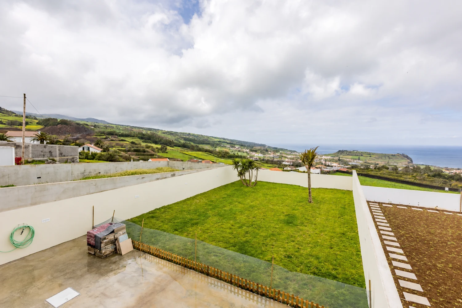 Современный дом с видом на океан · Capelas, Ponta Delgada, São Miguel · Фото 2