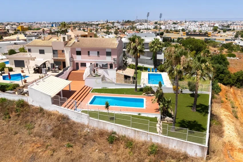 Дом с бассейном и пальмовым садом · Bela Vista · Parchal, Lagoa · Фото 1