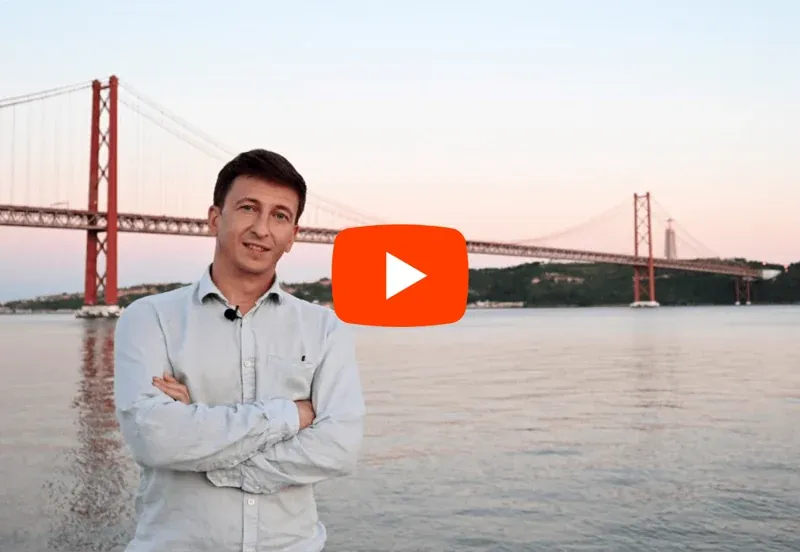 Олег Жаров на фоне моста 25 Апреля в Лиссабоне